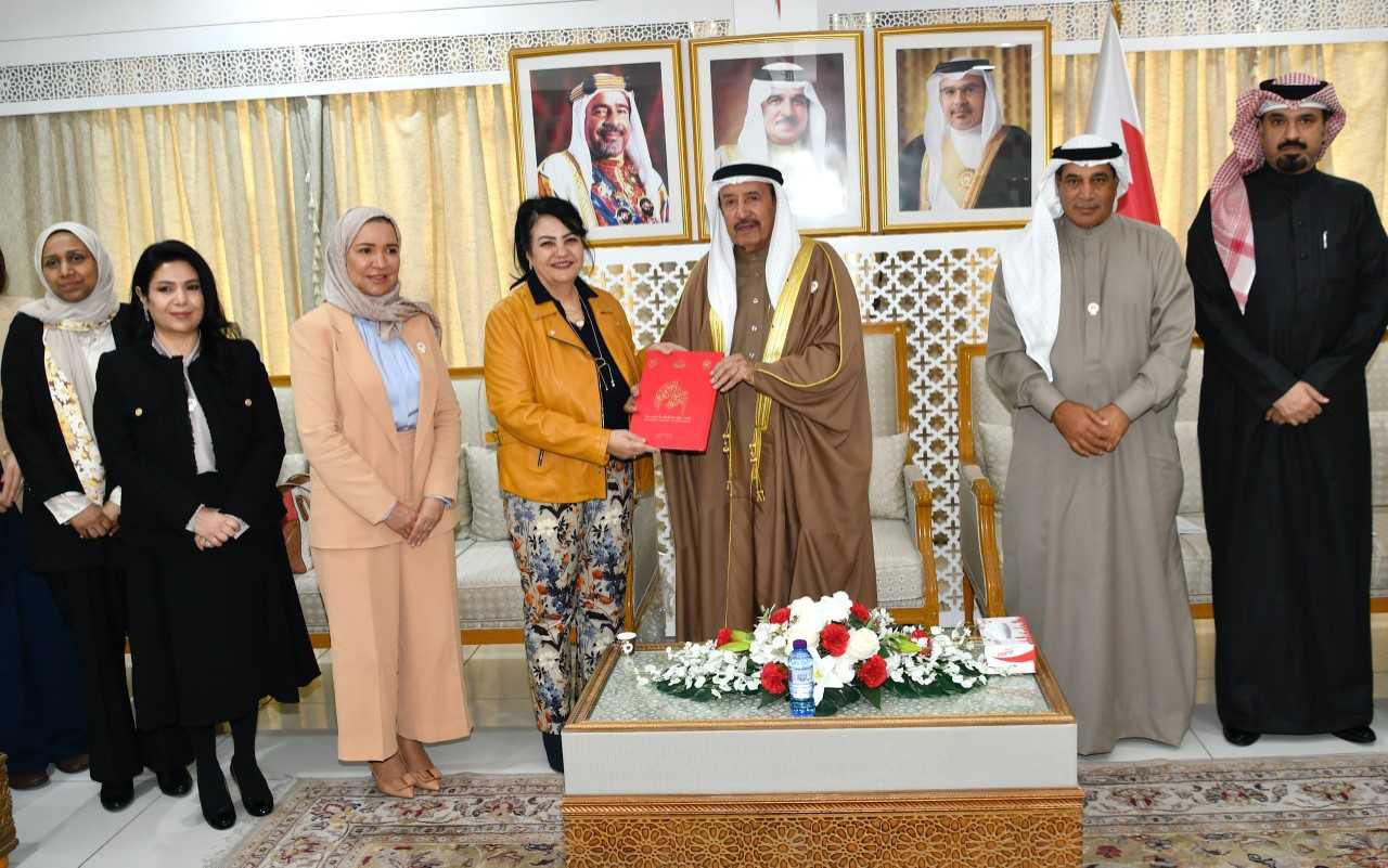 محافظ المحرق يستقبل خبيرة منظمة الصحة العالمية ويستعرض جهود المحافظة لاعتمادها كمحافظة صحية<